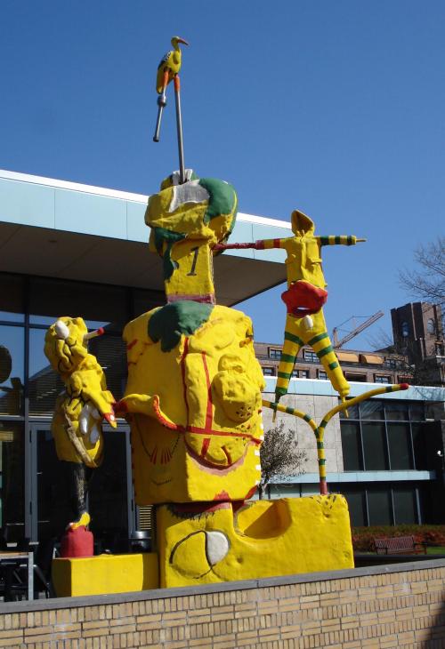 Gemeentemuseum Den Haag, Sculptuur Big Fish Day (avant la lettre) (2002) van David Bade Gemeentemuseum Den Haag, Sculptuur Big Fish Day (avant la lettre) (2002) van David Bade