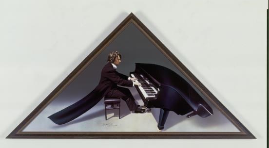C'est moi qui fait la musique, 1973, Ger van Elk, geretoucheerde kleurenfoto, 60 x 120 cm, Stedelijk Museum, Amsterdam C'est moi qui fait la musique, 1973, Ger van Elk, geretoucheerde kleurenfoto, 60 x 120 cm, Stedelijk Museum, Amsterdam