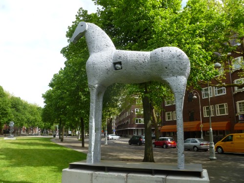 Paard met luikje van Mimo Palladino, 2005, aluminium en ijzer Paard met luikje van Mimo Palladino, 2005, aluminium en ijzer