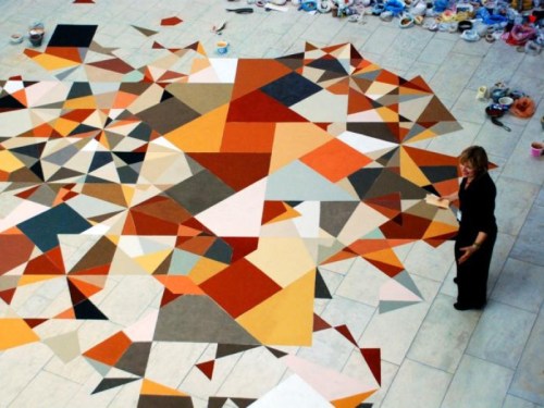 Elvira Wersche legt de laatste hand aan haar enorme mandala in het Pergamonmuseum in Berlijn.foto Jiska Rickels, 24 september 2008 Elvira Wersche legt de laatste hand aan haar enorme mandala in het Pergamonmuseum in Berlijn.foto Jiska Rickels, 24 september 2008