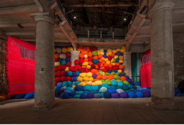 Sheila Hicks, "Escalade Beyond Chromatic Lands", 2016-2017, Mixed media, natural and synthetic fibers, cloth, slate, bamboo, sunbrella, 600 x 1600 x 400 cm. - Photo: Andrea Avezzù