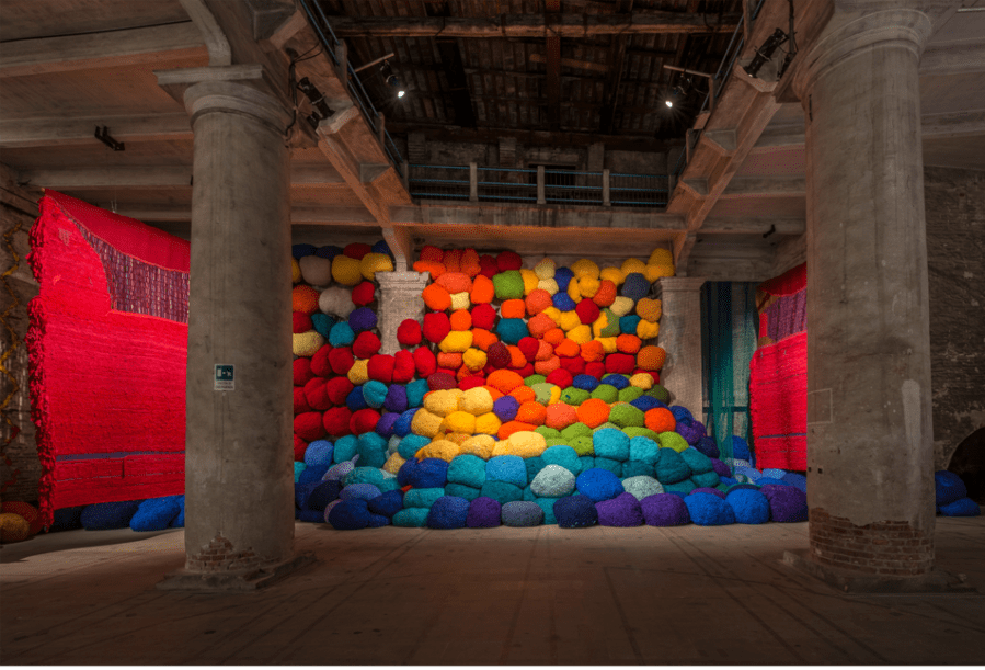 Sheila Hicks, "Escalade Beyond Chromatic Lands", 2016-2017, Mixed media, natural and synthetic fibers, cloth, slate, bamboo, sunbrella, 600 x 1600 x 400 cm. - Photo: Andrea Avezzù